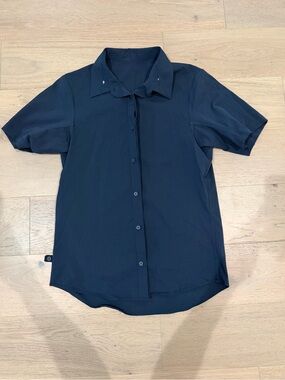lululemon athletica Men's Short Sleeve Button-Down Shirt in Navy Blue